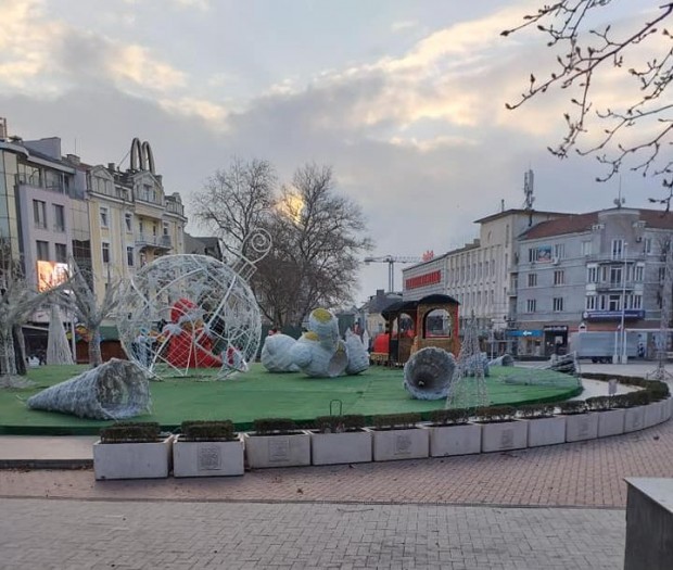 Зебелязано във Варна Бурният вятър помете Коледната украса на площад