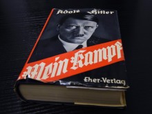 Дядо подари на внучето си "Mein Kampf" на Хитлер вместо "Minecraft"