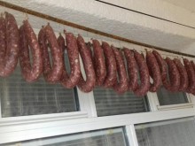 Крими компания задигна стълба, за да обере тераса с наденици и филета