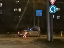 БМВ с "коледни рога" самокатастрофира лошо в Пловдив!