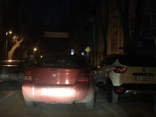 Силният вятър във Варна "подкара" паркиран автомобил и го заби в друг
