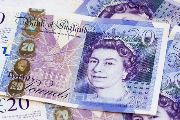 Великобритания ще повиши националната жизнена заплата задължителната минимална работна заплата