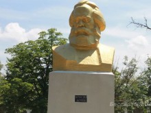 Украинско село превърна паметник на Карл Маркс в бюст на Христо Ботев