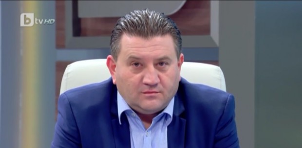 Известният футболен съдия и депутат от ГЕРБ Стефан Апостолов е