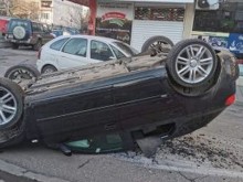 Шофьор се блъсна в паркирани автомобили и се преобърна по таван