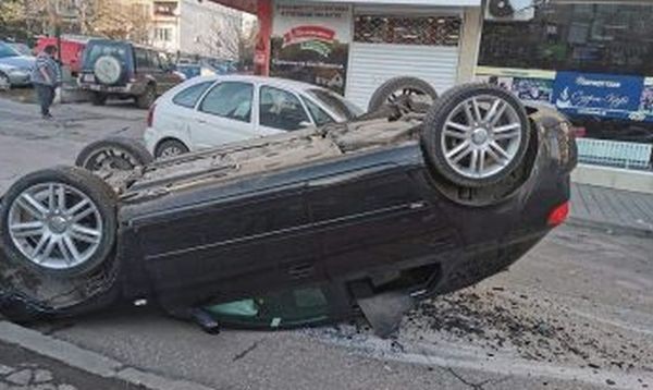Фейсбук
Водач на лек автомобил катастрофира в няколко паркирани коли и се