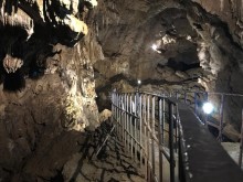 Влюбени варненци вдигат първата за 2020 г. сватба в пещера