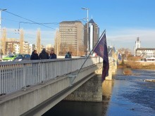 Свалиха знамената от моста до Водната палата
