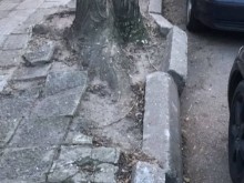 Разбит тротоар пречи на пешеходците в район "Централен"
