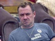 Гъмов се натряска лошо с уиски, търкаля се под елхата в заведение