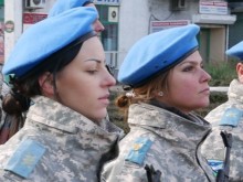 Хубавици в униформи и с автомати грабнаха погледите в Пловдив