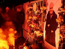 Стотици фенове почетоха паметта на Тоско пред "Колежа"