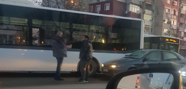 Катастрофа с автобус в "Столипиново" заради коварно замръзнала вода!