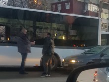 Катастрофа с автобус в "Столипиново" заради коварно замръзнала вода!