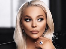 19 години след първата среща, Деси Слава отива в Чикаго при бившия си