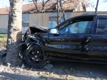 Младеж от Смолян е шофирал джипа BMW X5, врязал се челно в дърво в "Южен"!