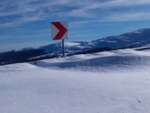 Огромни преспи на най-високия ни старопланински проход!