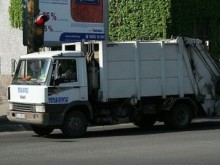 Жар, изхвърлена в контейнер, подпали боклукчийски камион