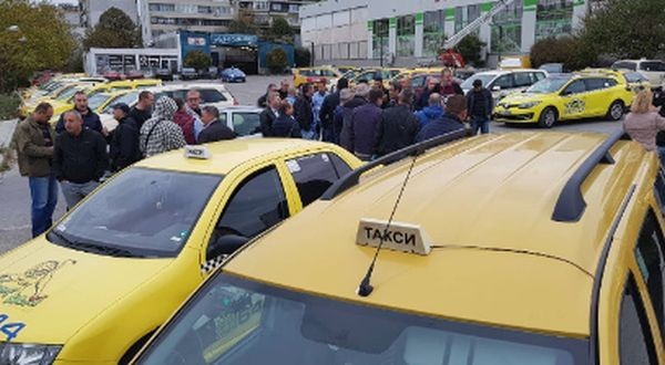 БНР
Таксиметровият бранш иска по високи цени в цялата страна Предложението е