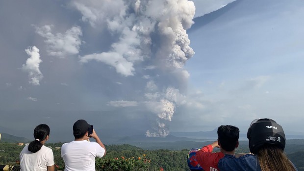 Вулкан близо до филипинската столица Манила започна да изхвърля днес