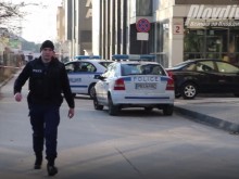 Много полиция около "Каспела", увеличиха зоната за безопасност!