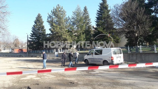 Десетки килограми взривни вещества открити в опасния имот във Ветово