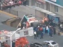 Автобус с пътници падна в огромна дупка, има загинали