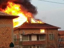 Къща горя в Куклен, пострада млад мъж