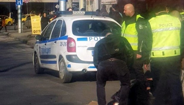 Мъж се строполи на земята до Централна гара в Пловдив