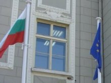 Откраднаха 10 знамена в Кадиево