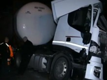 Катастрофа между цистерна и камион блокира главния път Русе-Бяла
