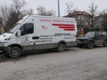 Тежка катастрофа с бус и две коли до училище в Пловдив