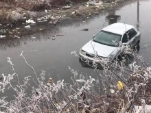 Лек автомобил падна в река Владайска