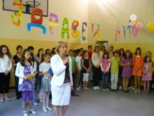 Кметицата на "Централен" закри учебната година в училището, на което 14 години е била директор