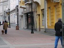 Момиченце става свидетел на оргиите на майка си в центъра на Пловдив!