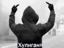 Ученик в нарушение изля гнева си върху куп униформени