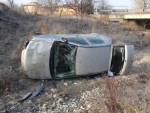 Кола с жена и дете се преобърна и падна в дере