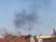 Гъст черен дим се носи над район "Източен"