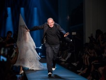 Именит дизайнер приключи кариерата си с уникално дефиле