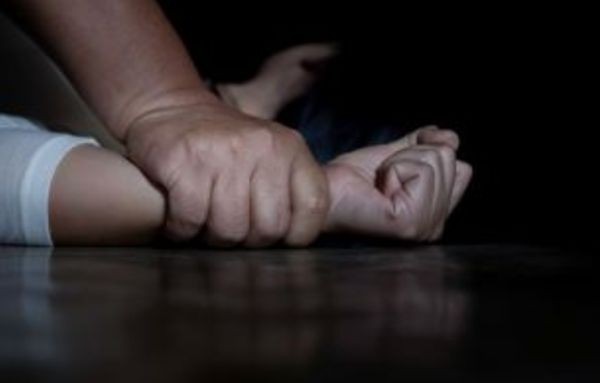 Гнусно! Баща изнасили 15-годишната си дъщеря, бил се "влюбил" в нея