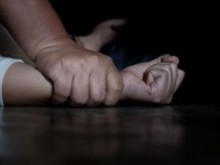 Гнусно! Баща изнасили 15-годишната си дъщеря, бил се "влюбил" в нея