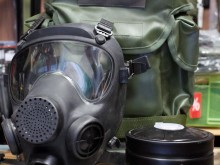 Криминоген с противогаз и пистолет нахлу в бензиностанция в Труд