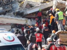 Жертвите на земетресението в Турция се увеличават, очакват нови трусове