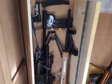 Цял боен арсенал и лика на Хитлер откриха в дома на самоубилия се мъж в ДАНС