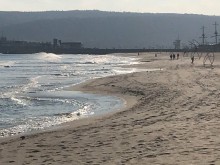 Морето във Варна сътвори пясъчни "зъби"