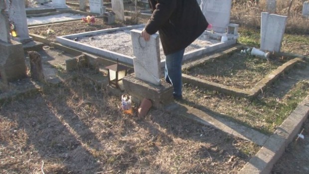 Десетки гробове бяха осквернени от неизвестни извършители в град Баня