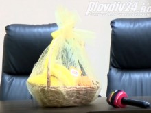 Кошница с портокали и банани за кмета на Пловдив