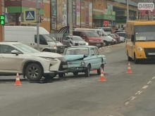 "Запорожец" и "Лексус" в култов сблъсък