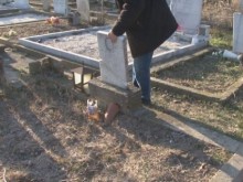 15-годишни вандали потрошиха надгробни паметници
