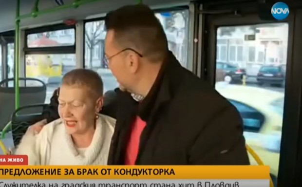 Екстравагантна кондукторка стана хит в градския транспорт на Пловдив В социалните